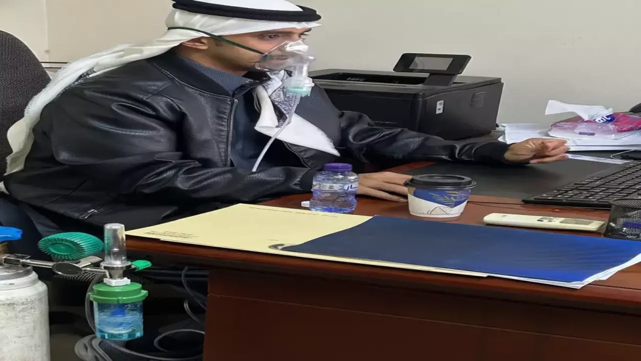 رفض موظف بجامعة حائل الإجازة المرضية واستمر في العمل مستخدمًا جهاز الأكسجين مما أثار جدلاً حول ظروف العمل والصحة المهنية